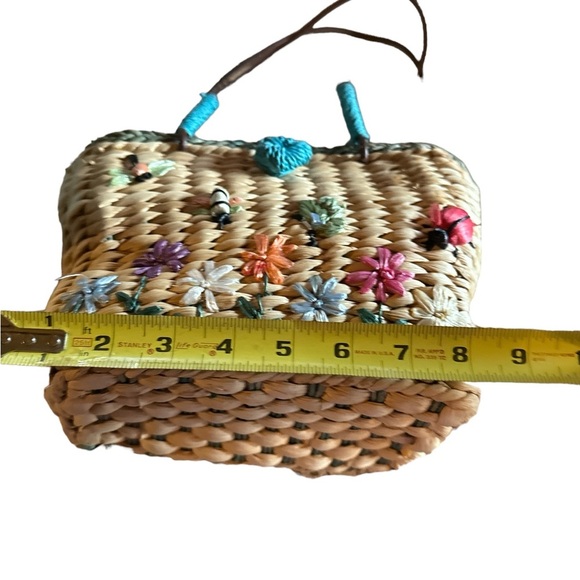 Straw Handbag w/ Bees & Flowers, One Button Closure, interior cotton lining - Picture 3 of 10